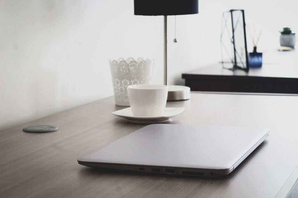 職場での在宅勤務による孤立を解消するための対策は？