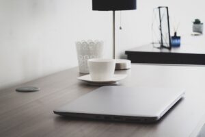 職場での在宅勤務による孤立を解消するための対策は？