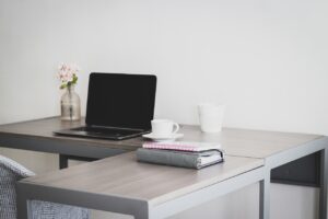 職場での在宅勤務による孤立を防ぐための対策は？